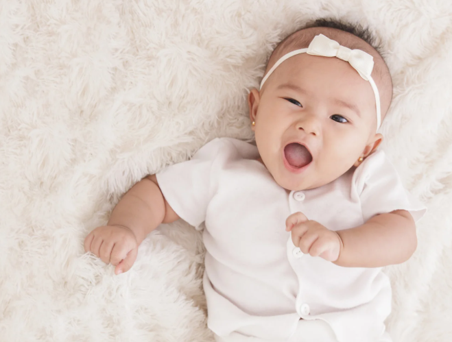 Pourquoi les bébés bougent-ils leurs jambes de haut en bas pendant leur sommeil ?