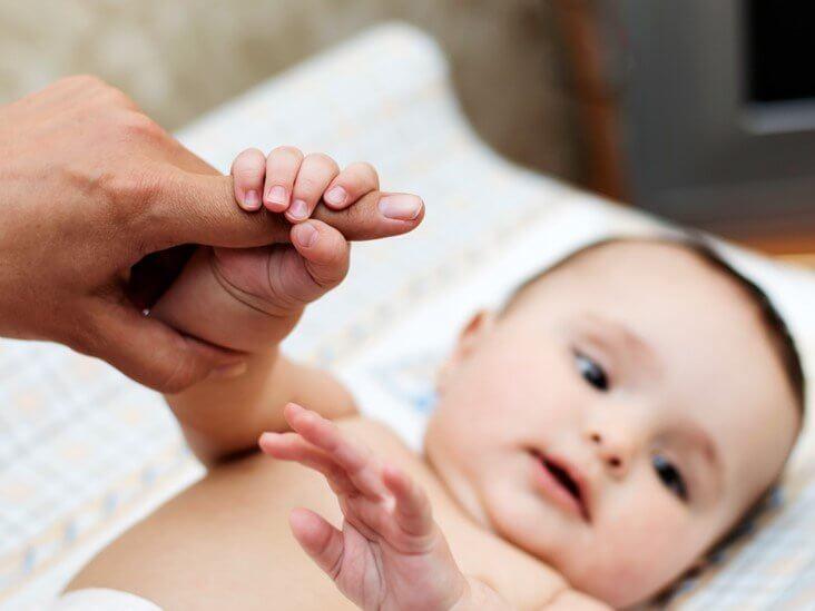 Newborn babies like to raise their hands high, hold them into small fists, and automatically lift their feet. These are common newborn reflexes!