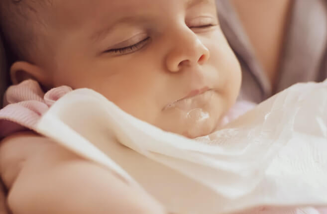 The Baby Vomit Milk and Hugged Immediately? Be Careful of Hurting Your Baby!