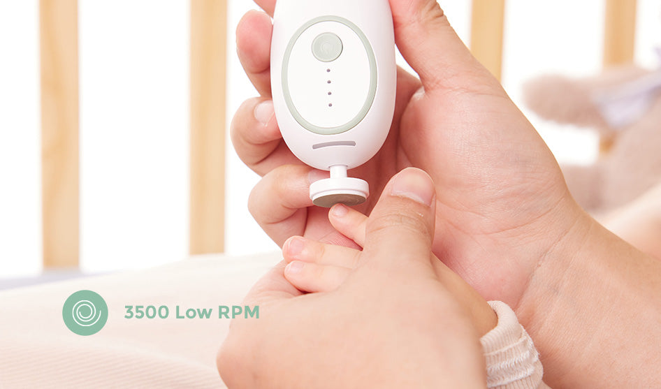 Lime électrique Momcozy utilisée délicatement sur les petits ongles d’un bébé