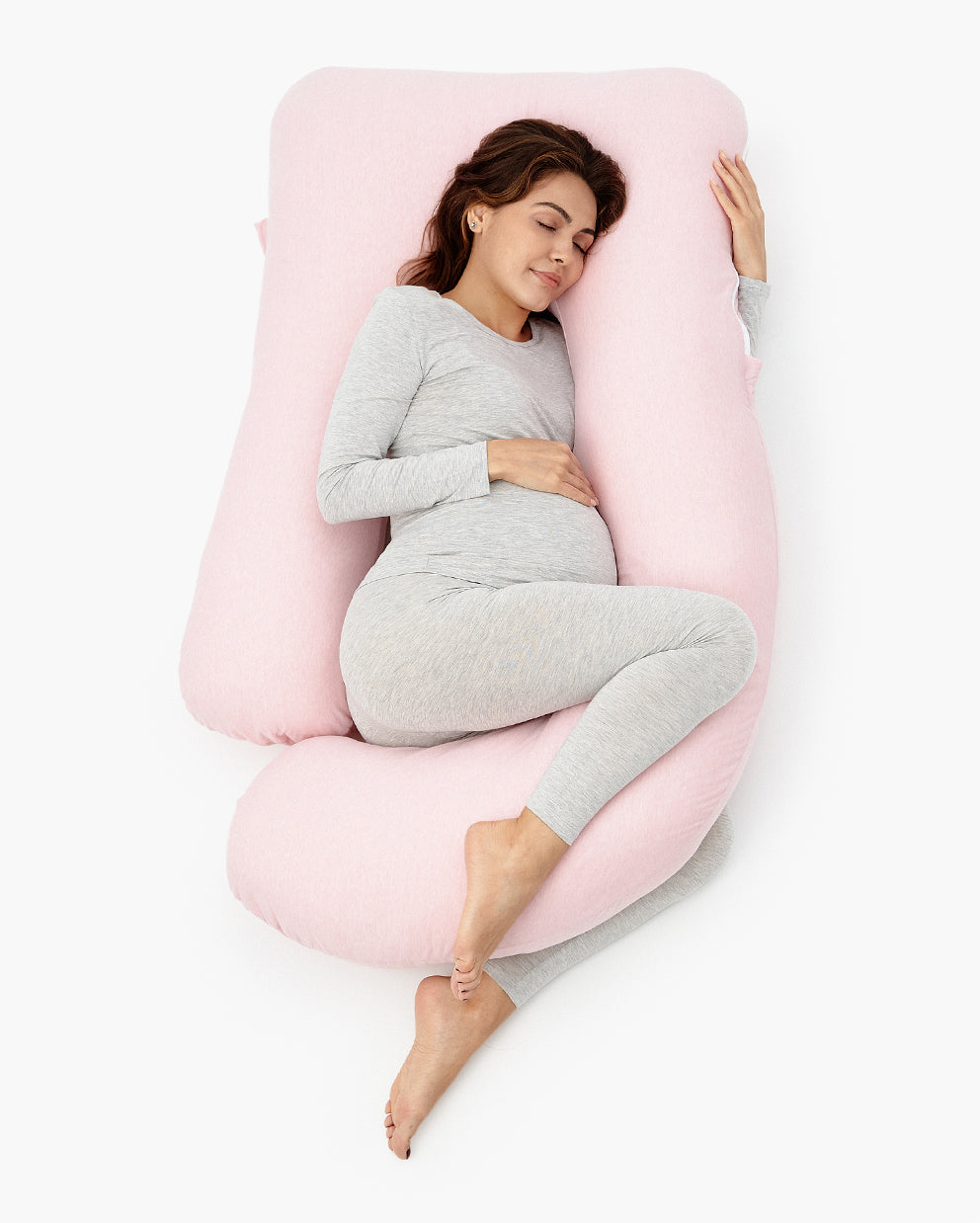 Coussin Momcozy en U dans une ambiance maternité premium, douce et naturelle