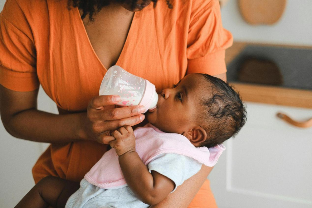 Why Is My Baby Squirming While Breastfeeding? Causes and Solutions